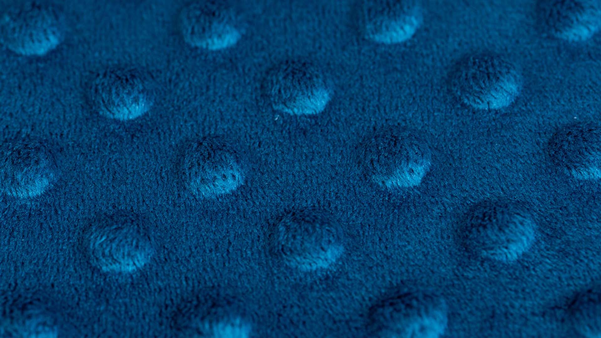 Close-up op het textiel van een blauw minky gestippeld overtrek